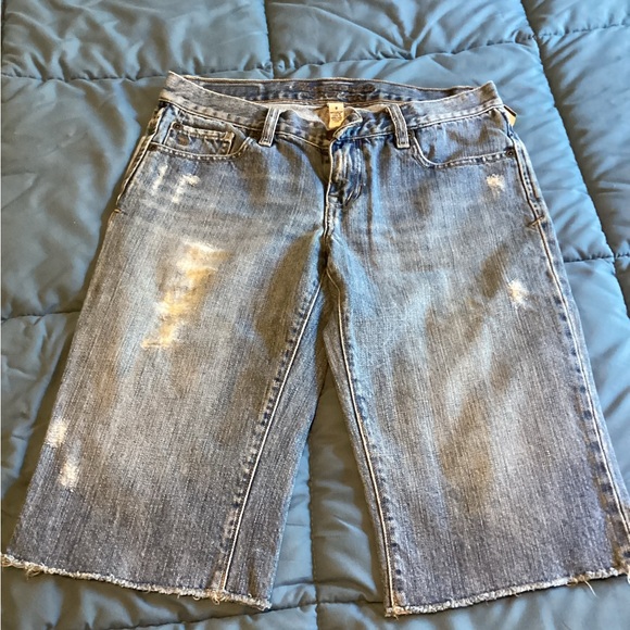 Abercrombie & Fitch Denim - Abercrombie Distressed Capri Jeans - Size 0 - BRAND NEW WITHOUT TAG! TRENDY